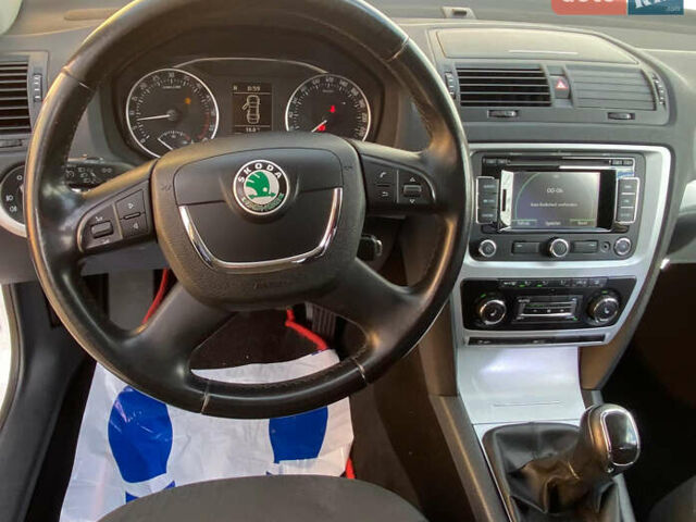 Белый Шкода Октавия, объемом двигателя 1.6 л и пробегом 238 тыс. км за 8200 $, фото 9 на Automoto.ua