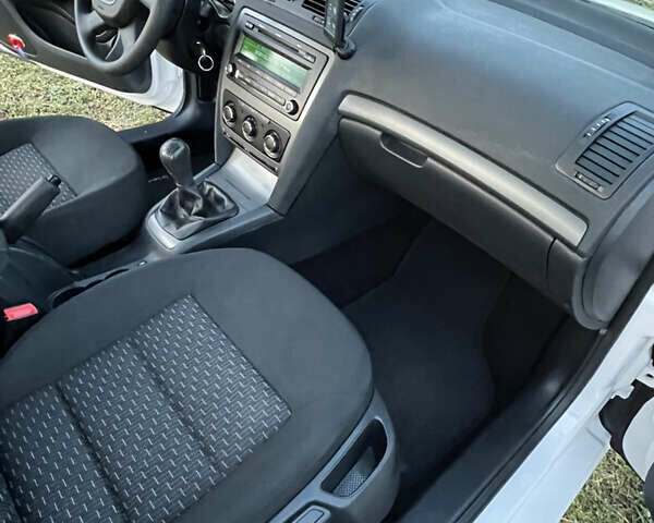 Білий Шкода Октавія, об'ємом двигуна 1.6 л та пробігом 257 тис. км за 7999 $, фото 25 на Automoto.ua