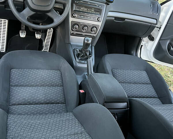 Білий Шкода Октавія, об'ємом двигуна 1.6 л та пробігом 257 тис. км за 7999 $, фото 18 на Automoto.ua