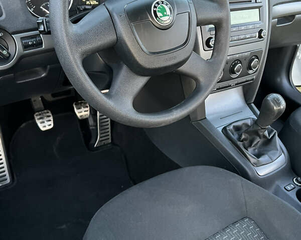 Білий Шкода Октавія, об'ємом двигуна 1.6 л та пробігом 257 тис. км за 7999 $, фото 23 на Automoto.ua