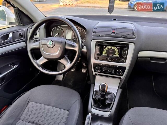 Белый Шкода Октавия, объемом двигателя 1.2 л и пробегом 167 тыс. км за 6999 $, фото 71 на Automoto.ua