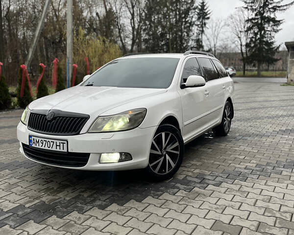 Білий Шкода Октавія, об'ємом двигуна 2 л та пробігом 362 тис. км за 8888 $, фото 3 на Automoto.ua