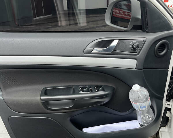 Білий Шкода Октавія, об'ємом двигуна 2 л та пробігом 362 тис. км за 8888 $, фото 14 на Automoto.ua