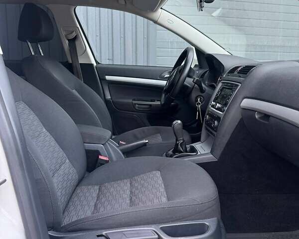 Білий Шкода Октавія, об'ємом двигуна 1.6 л та пробігом 267 тис. км за 7950 $, фото 7 на Automoto.ua