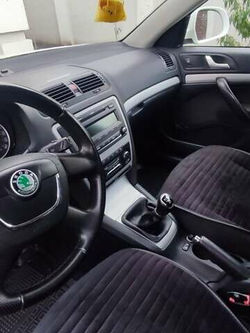 Шкода Октавия 2012 в Измаиле на Automoto.ua Белый Шкода Октавия, объемом двигателя 1.6 л и пробегом 252 тыс. км за 7600 $, фото 12 на Automoto.ua