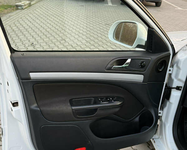 Белый Шкода Октавия, объемом двигателя 1.97 л и пробегом 370 тыс. км за 8300 $, фото 7 на Automoto.ua