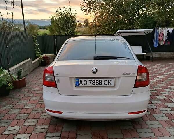 Шкода Октавия 2012 в Иршава на Automoto.ua Белый Шкода Октавия, объемом двигателя 1.6 л и пробегом 201 тыс. км за 8350 $, фото 6 на Automoto.ua