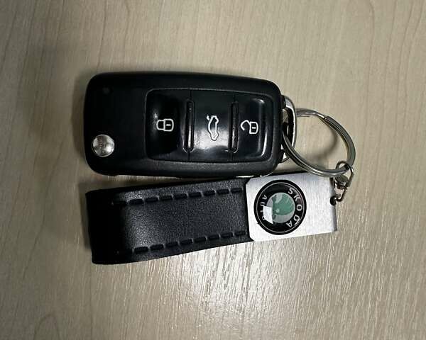 Білий Шкода Октавія, об'ємом двигуна 1.6 л та пробігом 280 тис. км за 5700 $, фото 28 на Automoto.ua