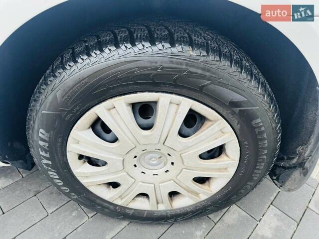 Белый Шкода Октавия, объемом двигателя 1.6 л и пробегом 280 тыс. км за 3400 $, фото 7 на Automoto.ua