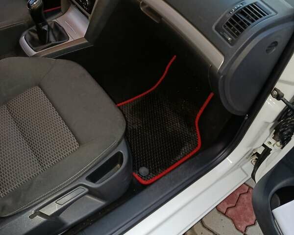 Шкода Октавия 2012 в Иршава на Automoto.ua Белый Шкода Октавия, объемом двигателя 1.6 л и пробегом 201 тыс. км за 8350 $, фото 23 на Automoto.ua
