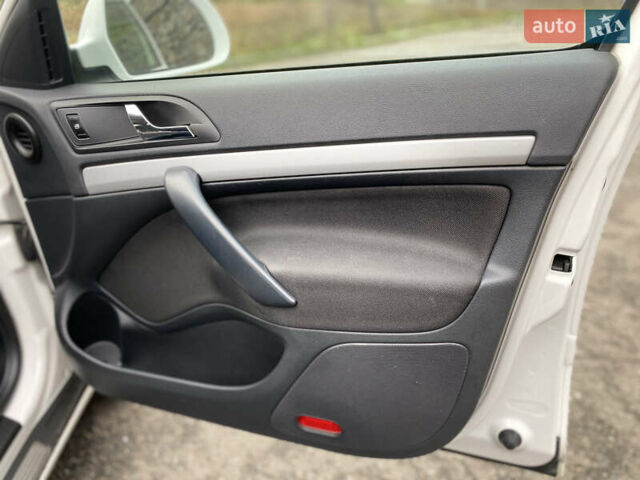 Белый Шкода Октавия, объемом двигателя 1.6 л и пробегом 239 тыс. км за 8650 $, фото 23 на Automoto.ua