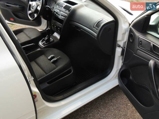 Белый Шкода Октавия, объемом двигателя 1.6 л и пробегом 200 тыс. км за 6500 $, фото 8 на Automoto.ua