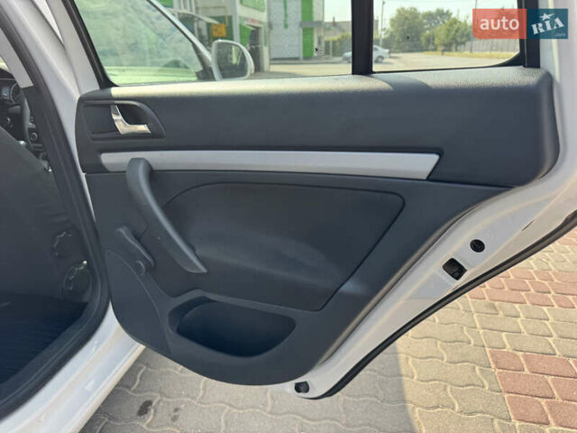 Білий Шкода Октавія, об'ємом двигуна 1.6 л та пробігом 272 тис. км за 7600 $, фото 52 на Automoto.ua