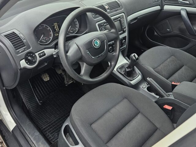 Белый Шкода Октавия, объемом двигателя 1.8 л и пробегом 220 тыс. км за 7200 $, фото 3 на Automoto.ua