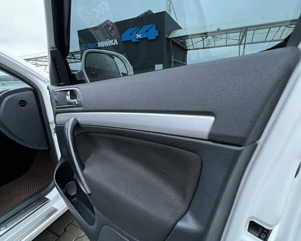 Белый Шкода Октавия, объемом двигателя 1.6 л и пробегом 245 тыс. км за 8200 $, фото 39 на Automoto.ua