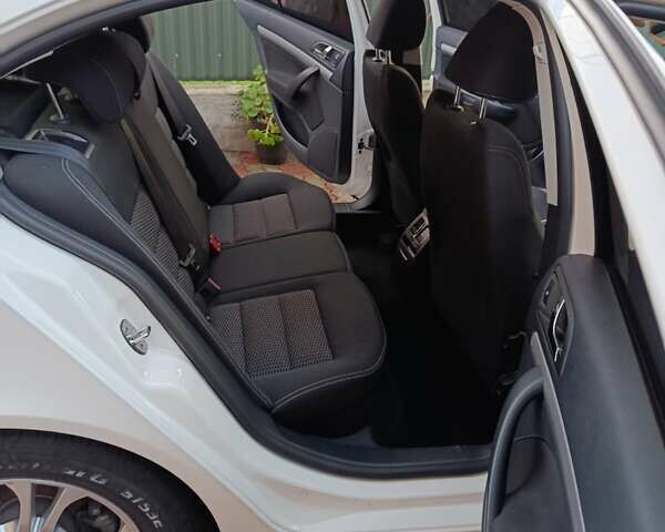 Шкода Октавия 2012 в Иршава на Automoto.ua Белый Шкода Октавия, объемом двигателя 1.6 л и пробегом 201 тыс. км за 8350 $, фото 16 на Automoto.ua