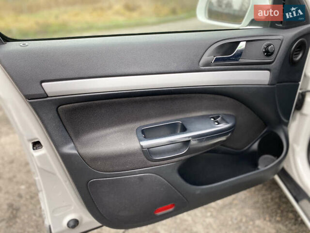 Белый Шкода Октавия, объемом двигателя 1.6 л и пробегом 239 тыс. км за 8650 $, фото 21 на Automoto.ua