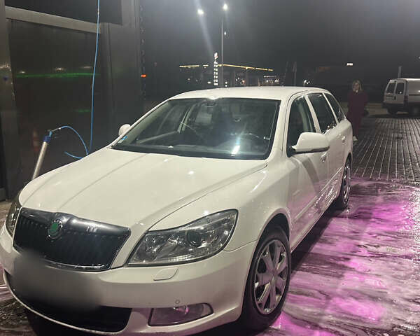 Белый Шкода Октавия, объемом двигателя 1.99 л и пробегом 413 тыс. км за 9250 $, фото 1 на Automoto.ua