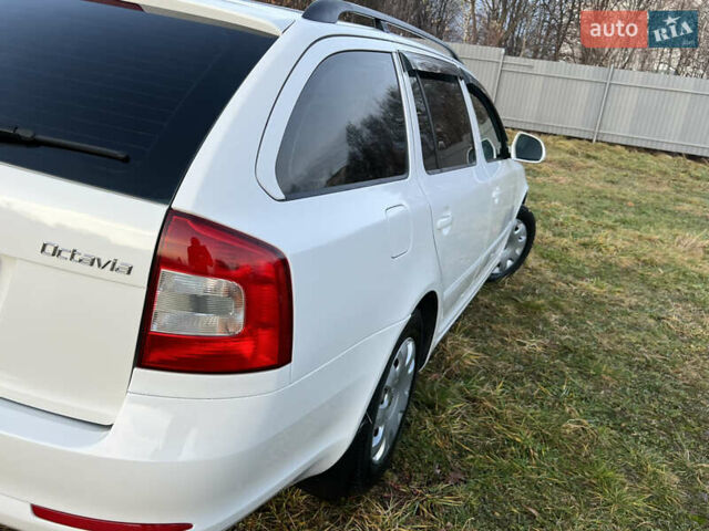 Білий Шкода Октавія, об'ємом двигуна 1.6 л та пробігом 257 тис. км за 7999 $, фото 15 на Automoto.ua