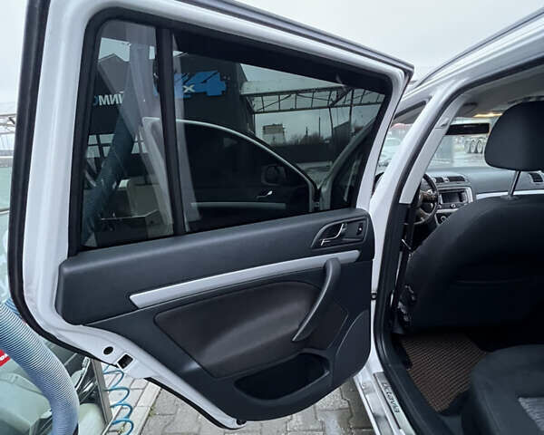 Белый Шкода Октавия, объемом двигателя 1.6 л и пробегом 245 тыс. км за 8200 $, фото 42 на Automoto.ua