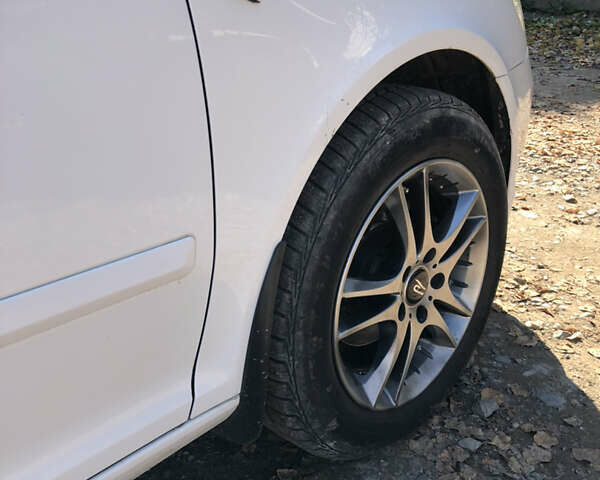 Белый Шкода Октавия, объемом двигателя 1.6 л и пробегом 307 тыс. км за 7850 $, фото 5 на Automoto.ua