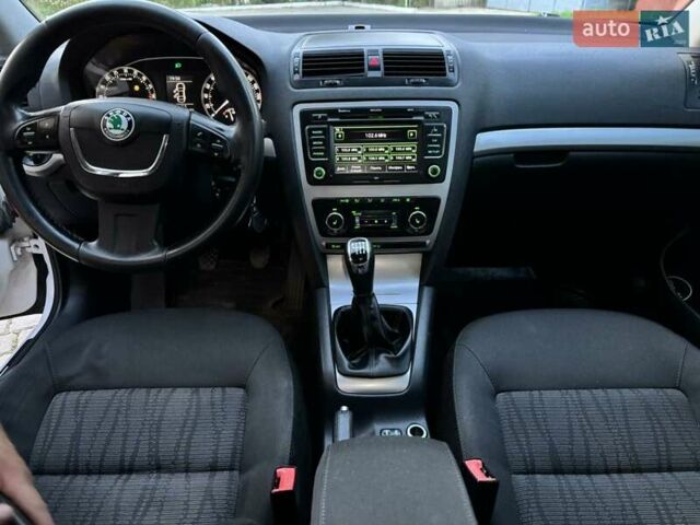 Белый Шкода Октавия, объемом двигателя 1.97 л и пробегом 312 тыс. км за 9800 $, фото 2 на Automoto.ua