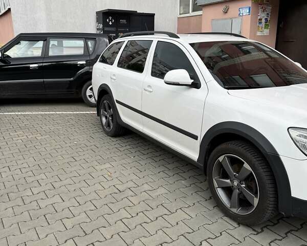 Белый Шкода Октавия, объемом двигателя 1.8 л и пробегом 220 тыс. км за 9499 $, фото 1 на Automoto.ua