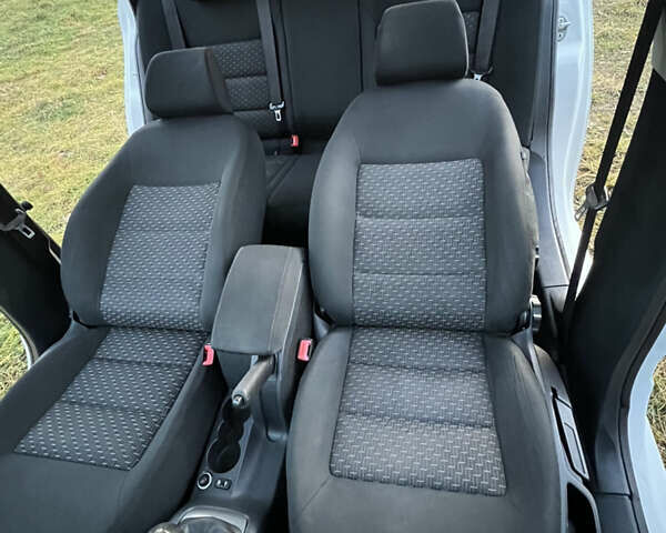 Білий Шкода Октавія, об'ємом двигуна 1.6 л та пробігом 257 тис. км за 7999 $, фото 21 на Automoto.ua