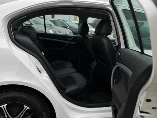 Белый Шкода Октавия, объемом двигателя 1.6 л и пробегом 260 тыс. км за 8800 $, фото 17 на Automoto.ua