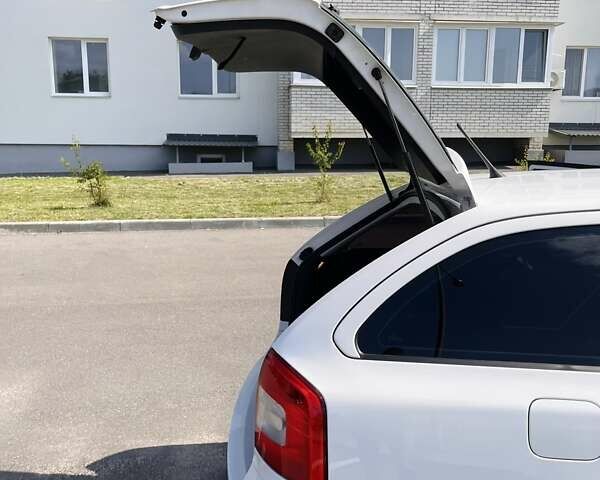 Білий Шкода Октавія, об'ємом двигуна 1.6 л та пробігом 223 тис. км за 7500 $, фото 70 на Automoto.ua