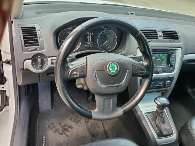 Білий Шкода Октавія, об'ємом двигуна 2 л та пробігом 270 тис. км за 10300 $, фото 12 на Automoto.ua