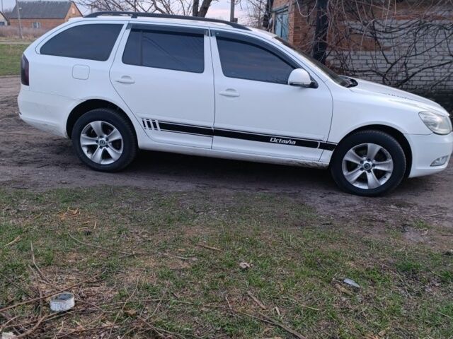 Білий Шкода Октавія, об'ємом двигуна 2 л та пробігом 315 тис. км за 10700 $, фото 7 на Automoto.ua