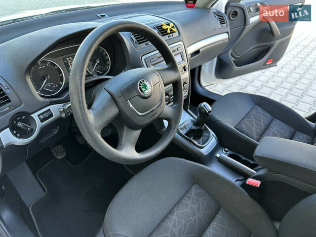 Шкода Октавия 2012 в Мукачеве на Automoto.ua Белый Шкода Октавия, объемом двигателя 0 л и пробегом 184 тыс. км за 7150 $, фото 5 на Automoto.ua