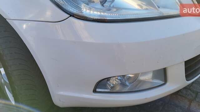 Белый Шкода Октавия, объемом двигателя 1.6 л и пробегом 241 тыс. км за 6400 $, фото 2 на Automoto.ua