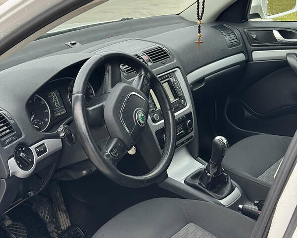 Белый Шкода Октавия, объемом двигателя 1.4 л и пробегом 223 тыс. км за 7500 $, фото 15 на Automoto.ua