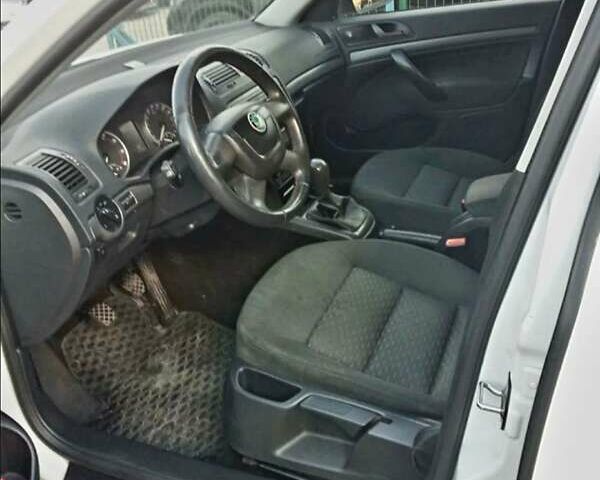 Білий Шкода Октавія, об'ємом двигуна 1.6 л та пробігом 240 тис. км за 7200 $, фото 6 на Automoto.ua