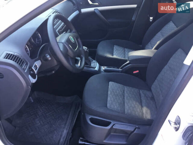 Білий Шкода Октавія, об'ємом двигуна 1.6 л та пробігом 282 тис. км за 7200 $, фото 10 на Automoto.ua