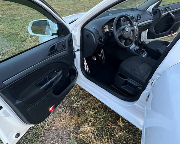 Білий Шкода Октавія, об'ємом двигуна 1.6 л та пробігом 257 тис. км за 7999 $, фото 20 на Automoto.ua