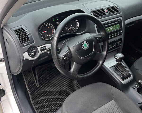 Білий Шкода Октавія, об'ємом двигуна 2 л та пробігом 362 тис. км за 8888 $, фото 16 на Automoto.ua