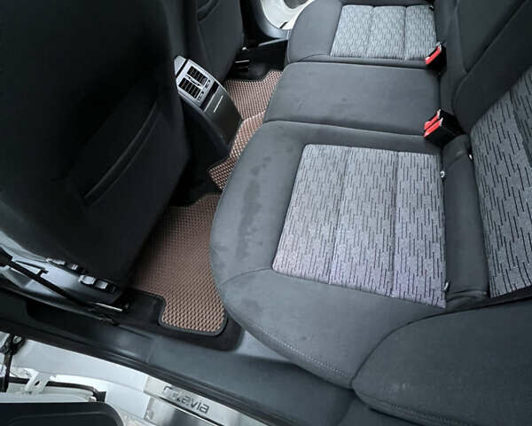 Белый Шкода Октавия, объемом двигателя 1.6 л и пробегом 245 тыс. км за 8200 $, фото 27 на Automoto.ua