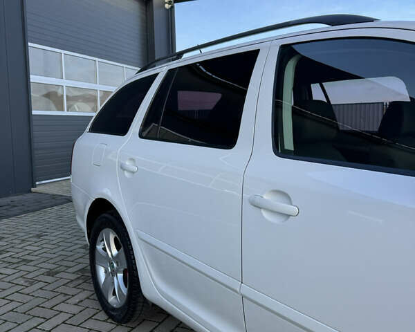 Белый Шкода Октавия, объемом двигателя 1.97 л и пробегом 256 тыс. км за 8550 $, фото 2 на Automoto.ua