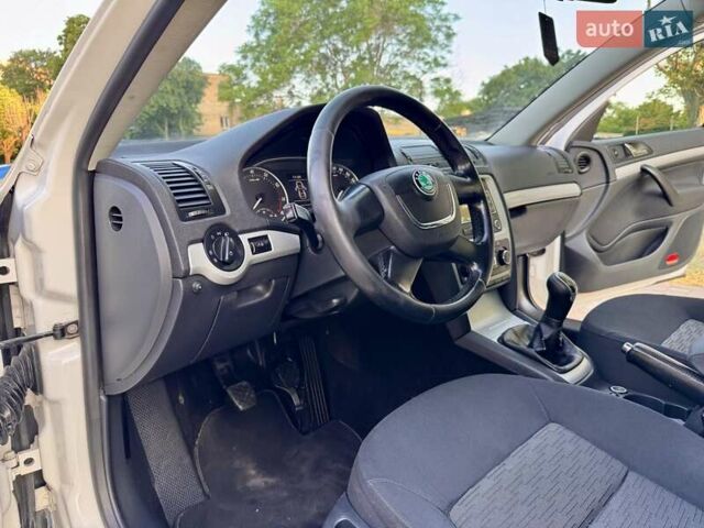 Белый Шкода Октавия, объемом двигателя 1.2 л и пробегом 167 тыс. км за 6999 $, фото 54 на Automoto.ua