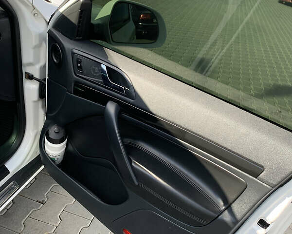 Білий Шкода Октавія, об'ємом двигуна 2 л та пробігом 246 тис. км за 12866 $, фото 21 на Automoto.ua