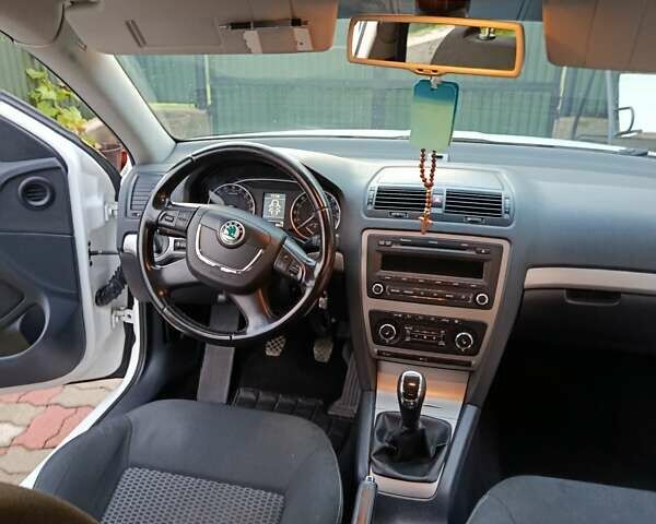 Шкода Октавия 2012 в Иршава на Automoto.ua Белый Шкода Октавия, объемом двигателя 1.6 л и пробегом 201 тыс. км за 8350 $, фото 17 на Automoto.ua