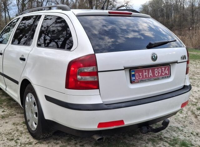 Белый Шкода Октавия, объемом двигателя 1.6 л и пробегом 240 тыс. км за 6850 $, фото 6 на Automoto.ua