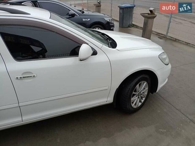 Белый Шкода Октавия, объемом двигателя 1.8 л и пробегом 254 тыс. км за 8200 $, фото 1 на Automoto.ua