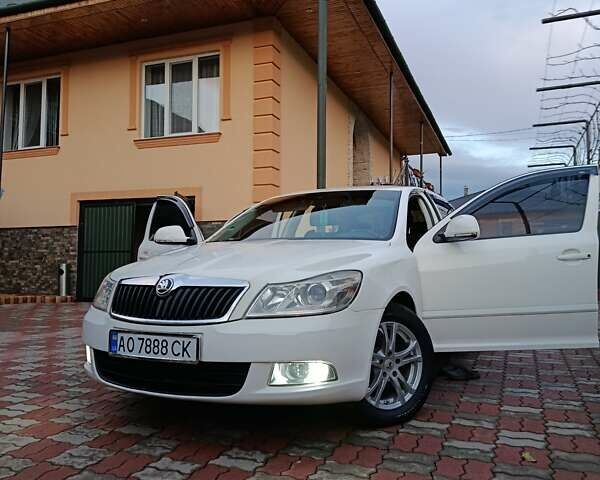 Шкода Октавия 2012 в Иршава на Automoto.ua Белый Шкода Октавия, объемом двигателя 1.6 л и пробегом 201 тыс. км за 8350 $, фото 1 на Automoto.ua