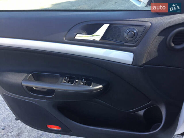 Білий Шкода Октавія, об'ємом двигуна 1.6 л та пробігом 282 тис. км за 7200 $, фото 7 на Automoto.ua