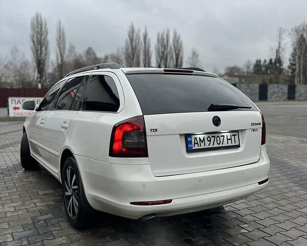 Білий Шкода Октавія, об'ємом двигуна 2 л та пробігом 362 тис. км за 8888 $, фото 8 на Automoto.ua