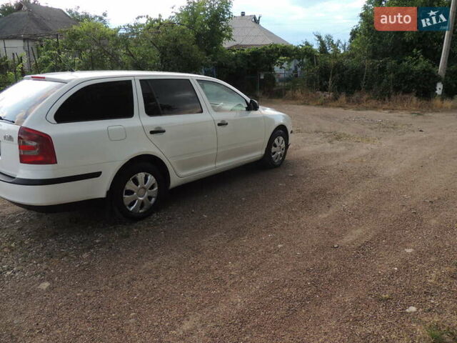 Белый Шкода Октавия, объемом двигателя 1.6 л и пробегом 200 тыс. км за 6500 $, фото 4 на Automoto.ua